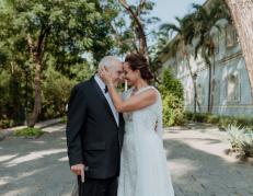 Con esta foto, Marcela Aguiñaga informó el fallecimiento de su padre Roosevelt Xavier Aguiñaga.