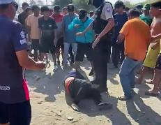 El sospechoso cuando fue atacado por la multitud de ciudadanos que pedían justicia