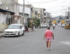 Una persona fallecida y 5 heridas fue el resultado de un ataque armado en el suburbio de Guayaquil.