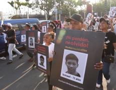 Una procesión acompañó a las familias desde sus viviendas en Las Malvinas hasta el lugar del evento