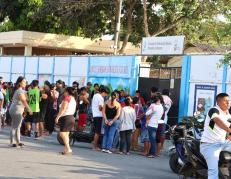 En la unidad educativa Manuela Cañizares de la parroquia urbana Santa Rosa del cantón Salinas, un árbol se desplomó cuando los estudiantes estaban en clases
