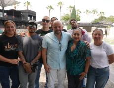 Harold Mena (centro) junto a artistas y emprendedoras que estarán en Navistock 2025.