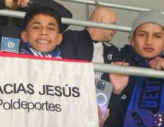 Pol Deportes, Cliver Huamán Sánchez junto a hermano Kenny y la bandera de agradecimiento a Jesús en el Bernabéu.