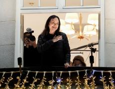 La líder opositora venezolana María Corina Machado salida desde del balcón de su hotel en Oslo tras su llegada a la capital noruega.