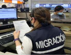 Los controles migratorios podría exigir revisión de redes sociales a extranjeros en Estados Unidos.