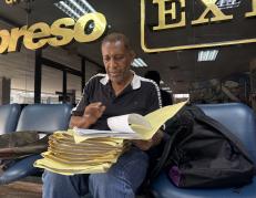 Betancourt carga consigo un gran paquete de documentos en los que consta su proceso judicial.