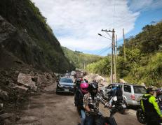 Derrumbe en vía Baños - Puyo.