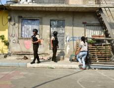 Agentes policiales acudieron al sitio para recabar datos del suceso criminal.