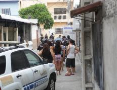 Agentes policiales acudieron al sitio para recabar indicios, en Vergeles.