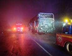 Bus de la cooperativa Yantzaza se incendió en Loja.