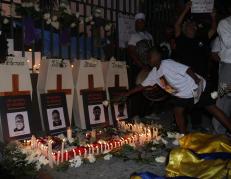 Familiares de las víctimas expresando su dolor, un año después de la desaparición de los menores.