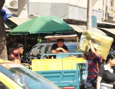 A lo largo de la calle Chile, comerciantes chinos proliferan en el sitio.