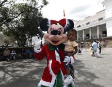 Navidad - Ventas - Quito - comerciantes - pesebres - disfraces