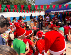 Niños de tres recintos de Tenguel reciben juguetes durante una jornada navideña que buscó llevar alegría a comunidades rurales.