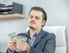 Con el nuevo salario básico, una familia cubre apenas el 58 % del costo de la canasta básica.