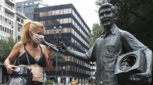 Vilka Medina León nos deleitó con una de sus creaciones musicales frente a la estatua de su abuelo, en el centro de Guayaquil.