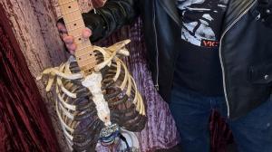 Rockero tiene una guitarra eléctrica con materiales esqueléticos.