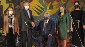 El presidente electo, Guillermo Lasso, junto al presidente saliente, Lenín Moreno, durante los saludos protocolares.