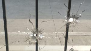Los balazos dañaron los vidrios de la ventana.