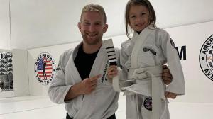 Lucía tuvo su primera clase de jiu-jitsu brasileño en el 2022.  Se entusiasmó al ver a su papá Dani entrenando.