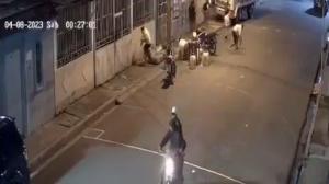 Los criminales llegaron a bordo de una motocicleta y arremetieron en contra del grupo de personas.