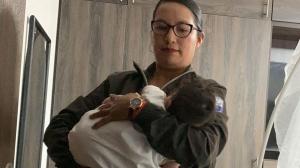 Policía con bebé en brazos