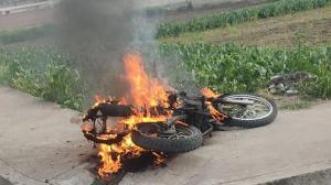 La moto de los delincuentes fue quemada.