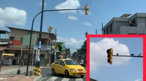 Los semáforos de las calles Lizardo García y la A, en Guayaquil, están sin funcionar, aparentemente, desde hace un mes.