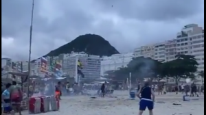 Los enfrentamientos se registraron en la playa de Copacabana