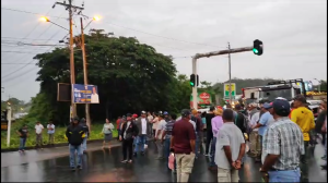 Trabajadores de Paján cerraron la vía Colimes-Guayaquil.