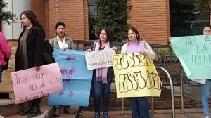 profesores y allegados de la víctima llegaron hasta el Complejo de Justicia del Azuay para exigir justicia para Anahí.