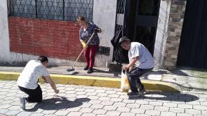 Los moradores limpiaron hasta lo que había entre los adoquines, en San Juan.
