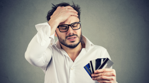 Las tarjetas de crédito pueden ser un dolor de cabeza si acumulas deudas.
