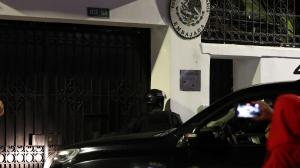 El momento del asalto de la Policía a la Embajada de México en Quito.