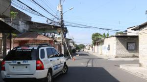 Las calles del Guasmo sur lucían vacías al tener la presencia policial.