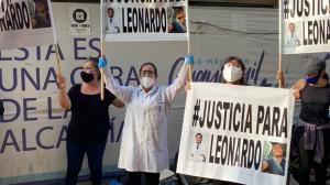 Familiares de Leonardo Mena portaban carteles donde pedían justicia ante su muerte.