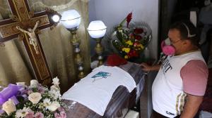 La gorra y la camiseta preferidas de Mario Mendoza Morán cubrían el féretro embalado donde reposan sus restos.