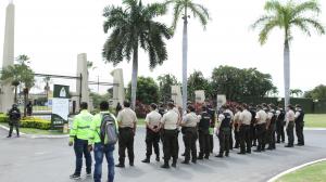 Más de 40 uniformados de diferentes unidades de la Policía resguardaron el velorio y sepelio de Geovanny Francisco Mantilla Ceballos.