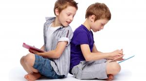 Imagen niños usando tablets
