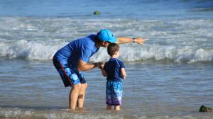 padre e hijo en la playa