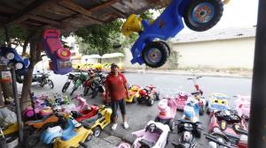 1. Miguel Bolaños tiene a la venta aproximadamente 100 carros, motos y monopatines de niños.