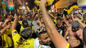 Hinchas celebran a Barcelona en el centro de Guayaquil.