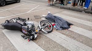 Steven Quimí iba en su motocicleta cuando cayó a la calzada y fue arrollado por un bus.