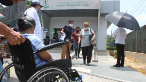 Solo las personas con movilidad reducida, discapacidad y adultos mayores podrían ir acompañados