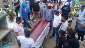 Los restos de Verónica Venegas Magallanes fueron sepultados la tarde del martes en el cementerio del cantón Pedro Carbo.
