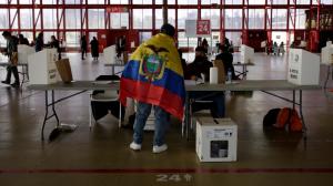 Miles de personas acuden a votar hoy, 11 de abril de 2021, en el Pabellón de Cristal de la Casa de Campo (Madrid) con motivo de las elecciones que celebra el país sudamericano.