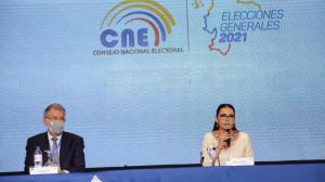 Diana Atamaint, presidenta del CNE, en la primera rueda de prensa tras el cierre de las mesas electorales.