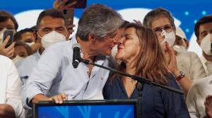 Guillermo Lasso recibió un beso de su amada esposa.