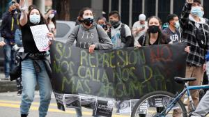 Colombianos protestan por nuevas reformas tributarias.
