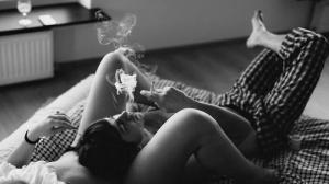 Algunas parejas disfrutan de fumar después del sexo.